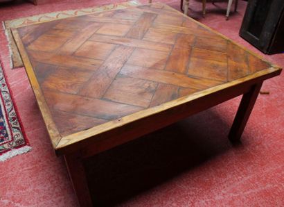 TABLE basse, le plateau carré parqueté. 