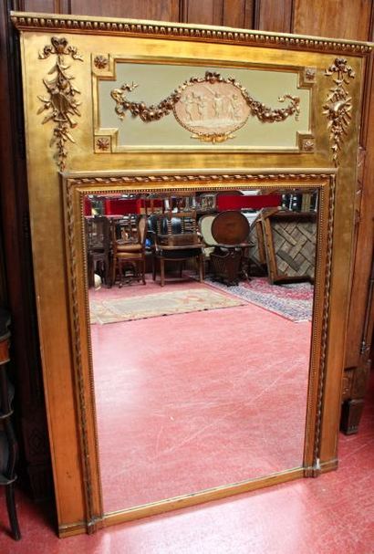 TRUMEAU en bois doré, à décor de guirlandes...