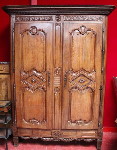 ARMOIRE en bois naturel, de style Louis XVI,...