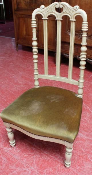 CHAISE en bois tourné, laqué blanc, la garniture...