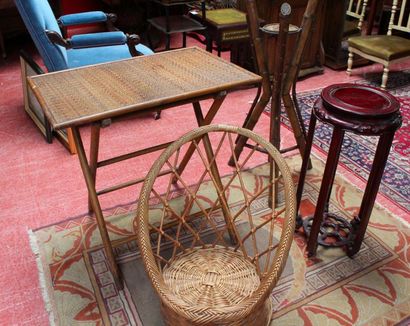 Lot comprenant deux PORTES POTS, une TABLE...