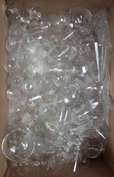 Carton comprenant coupes à champagne, verres...
