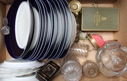 Carton comprenant assiettes en porcelaine,...