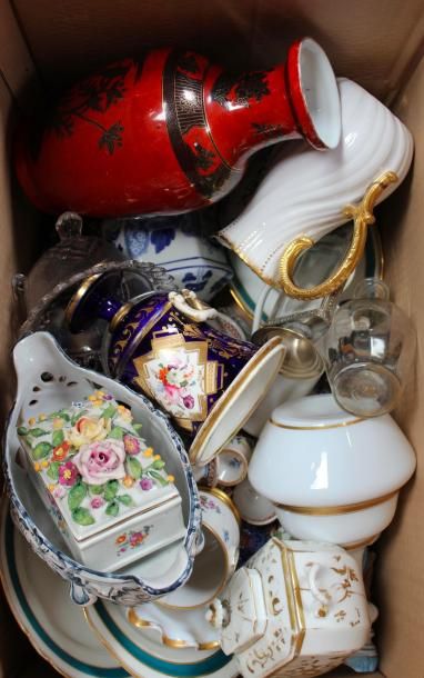 Carton comprenant bibelots divers dont vase...