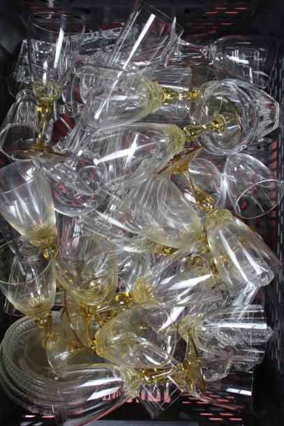 Lot de verres en cristal divers.