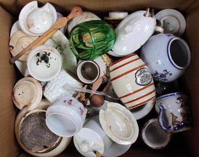 Carton comprenant une collection de moutardiers...