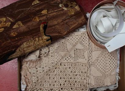 Lot de dessus de lit crochet, cols cassés...