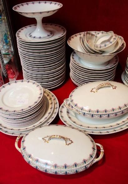 Partie de SERVICE de TABLE en porcelaine...