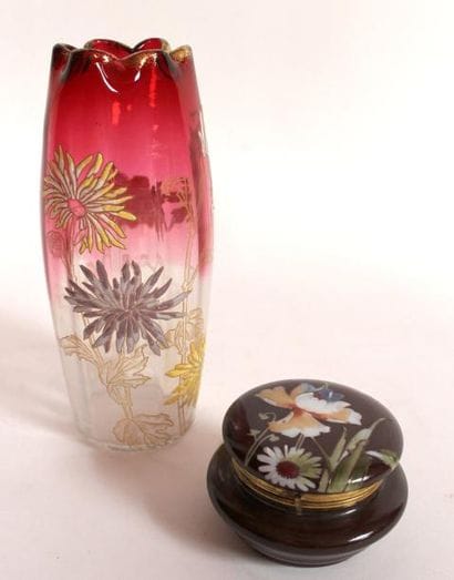 VASE en verre émaillé à décor floral et BOITE...