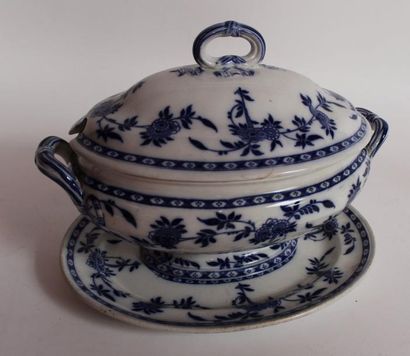 MINTON. SOUPIERE en faïence bleu blanc et...