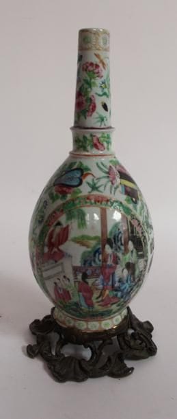 VASE à décor de scène Chinoise sur un socle...