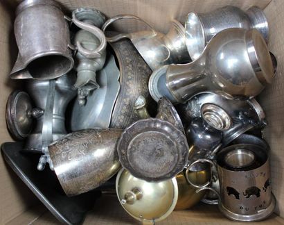 Carton comprenant divers bibelots en métal...