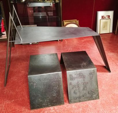 BUREAU et deux TABOURETS en mŽtal 
