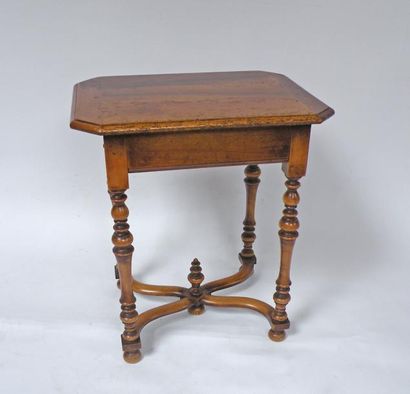 Petite TABLE en bois naturel, les pieds tournés...