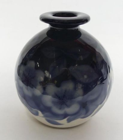 THARAUD à LIMOGES. Vase boule en céramique...