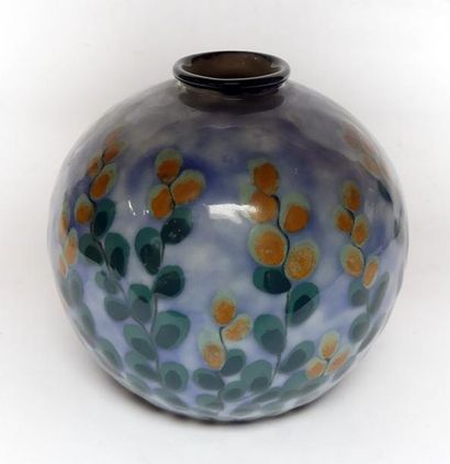 THARAUD à LIMOGES. Vase boule en porcelaine...