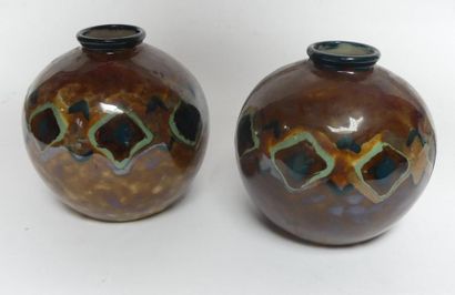THARAUD à LIMOGES. Paire de petits vases...