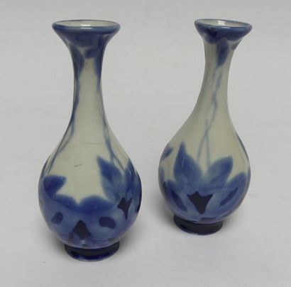 LIMOGES. Paire de vases soliflores en porcelaine,...