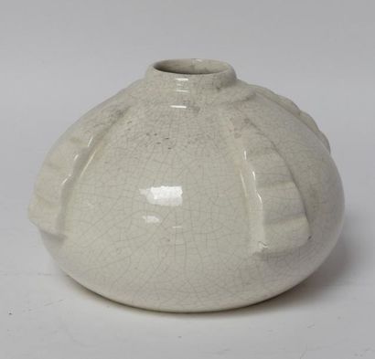 Vase à panse basse en faïence craquelée,...
