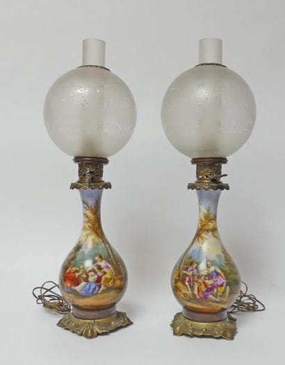 Paire de LAMPES à pétrole en porcelaine à...