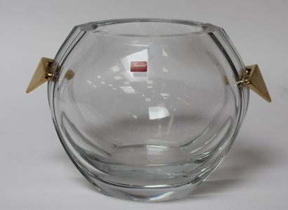 BACCARAT. Grand VASE boule en cristal taillé,...