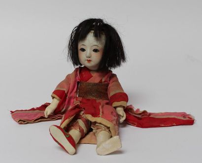 POUPEE japonaise, la tête signée en porcelaine,...