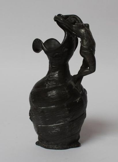 Henri HUPPE. PICHET en étain l'anse en figurant...