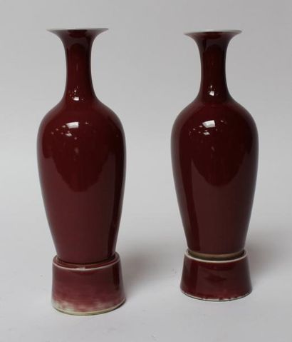 Paire de VASES sang de boeuf, la base amovible....