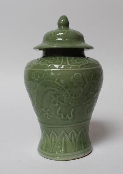 POT COUVERT en porcelaine céladon à décor...