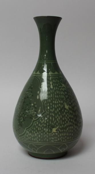 VASE balustre en porcelaine céladon à décor...