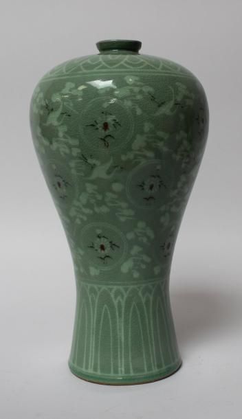 VASE balustre en porcelaine céladon à décor...