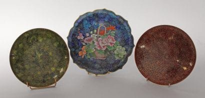 Trois ASSIETTES en métal cloisonné, deux...