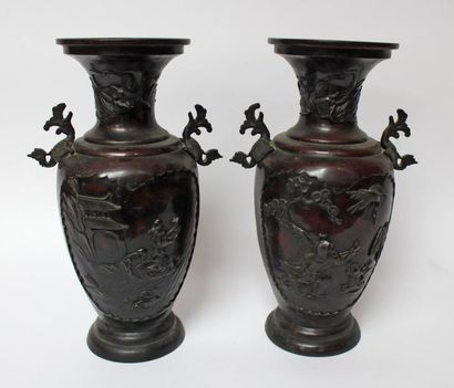 Paire de VASES en bronze à décor de pagodes...