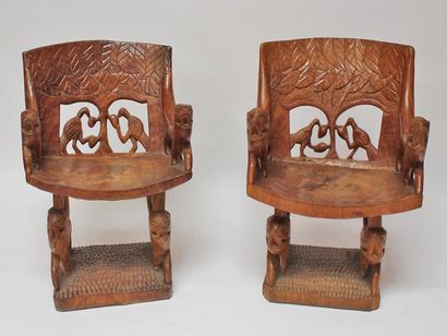 Suite de quatre FAUTEUILS en bois naturel,...