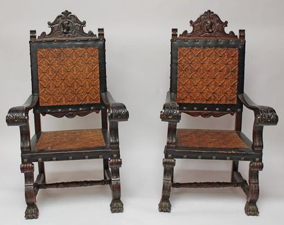 Paire d'importants FAUTEUILS en bois naturel...