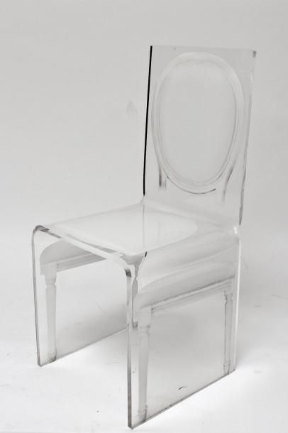 CHAISE en plexiglas à motif d'une chaise...