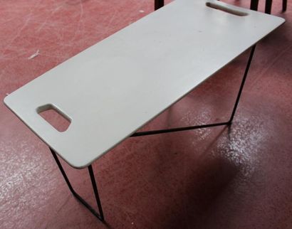 TABLE BASSE, piétement métallique laqué noir...
