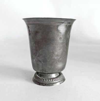 TIMBALE tulipe en argent, le piédouche à...