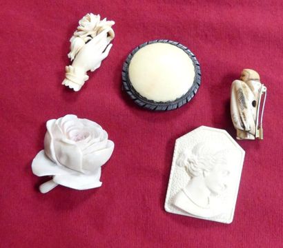 Lot de quatre BROCHES diverses et un PENDENTIF...
