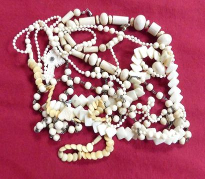 Lot de bijoux fantiasie dont colliers en...