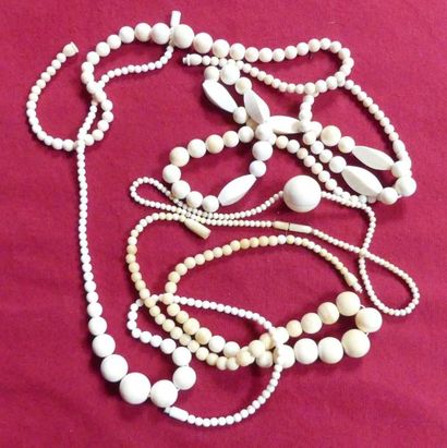 Lot de cinq COLLIERS en ivoire et composition....