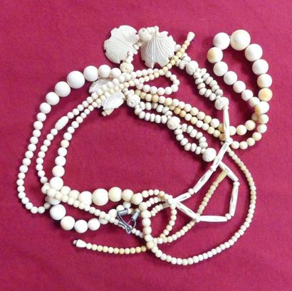 Lot de cinq COLLIERS en ivoire et composition....