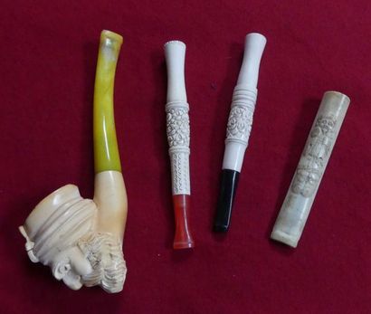 Lot comprenant une pipe et trois fume-cigarettes...