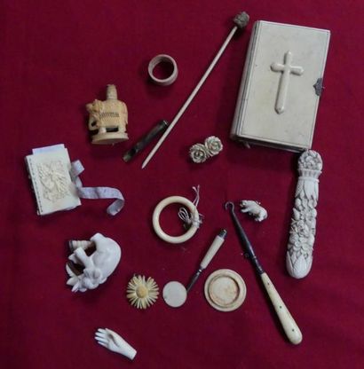 Lot d'objets divers en ivoire et composition,...