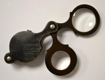 LOUPE de poche en corne brune à deux lentilles....