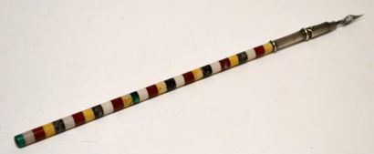 Beau PORTE-PLUME en pierres de couleurs dont...