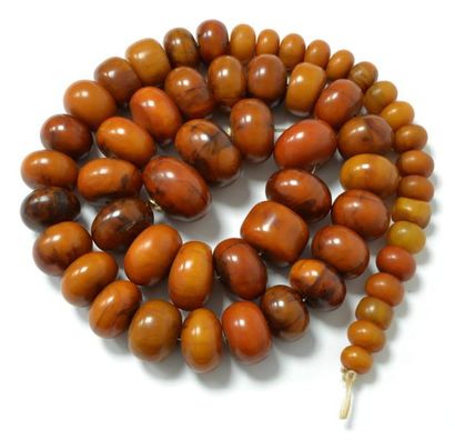 Bel ensemble de PERLES d'ambre en chute,...