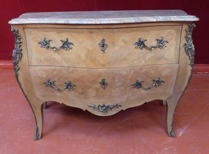 COMMODE en bois de placage style Louis XV,...