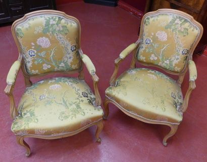 Paire de FAUTEUILS en bois naturel, dossier...