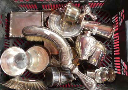Lot de métal argenté comprenant briquet de...